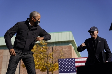 ▲버락 오바마 전 대통령(왼쪽)이 31일(현지시간) 미시간주 플린트에서 진행된 조 바이든 민주당 대선후보 공동 유세에서 바이든후보와 팔꿈치 인사를 하고 있다. 플린트/AP뉴시스
