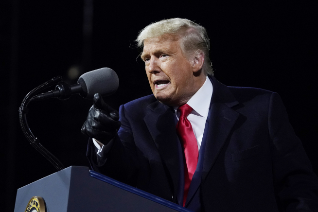 ▲도널드 트럼프 미국 대통령이 지난달 31일(현지시간) 펜실베이니아주 몽투르빌에서 선거 유세를 하고 있다. 그는 이날 자신의 트위터에 “용감한 전사들이 나이지리아에 납치됐던 미국 국민을 구출했다”고 전했다. 몽투르빌/AP연합뉴스