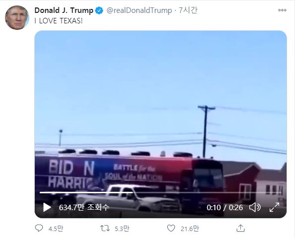 ▲도널드 트럼프 미국 대통령이 지난달 31일(현지시간) 자신의 트위터 계정에 공유한 영상. 영상 속 트럼프 지지자들은 조 바이든 미국 민주당 대선 후보의 유세 버스를 둘러싸고 위협하고 있다. 출처 트럼프 트위터 캡처