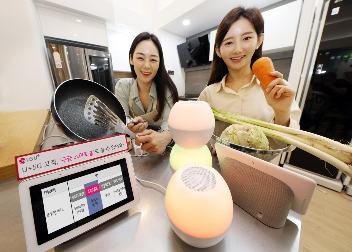 ▲LG유플러스 모델들이 5G 요금 패키지 출시를 홍보하고 있다. (사진제공=LG유플러스)