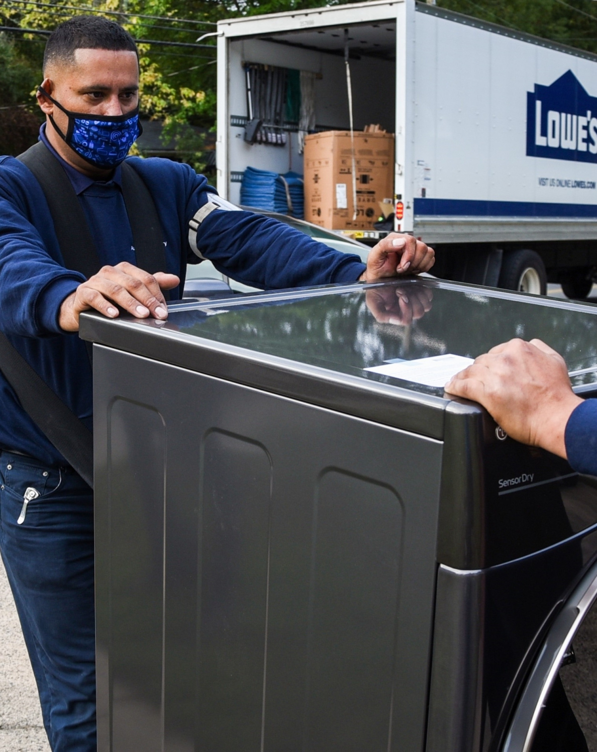 ▲LG전자 미국법인이 최근 미국 유통업체 로우스(Lowe’s), 비영리단체 리빌딩투게더(Rebuilding Together)와 함께 미국 노스캐롤라이나주 샬럿 지역의 어려운 이웃을 돕는 동시에 에너지스타 데이를 널리 알리기 위해 에너지 고효율 가전을 기부했다. 로우스 직원이 LG전자의 에너지스타 인증을 받은 냉장고를 배송하고 있다. (사진제공=LG전자)