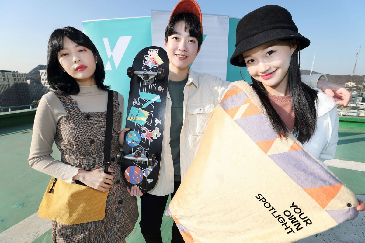 ▲KT 모델들이 ‘Y굿즈 이벤트’ 상품인 크로스백, 코듀로이 모자, 에코플러스 무릎담요를 들고 새 Y브랜드를 홍보하고 있다.  (사진제공=KT)