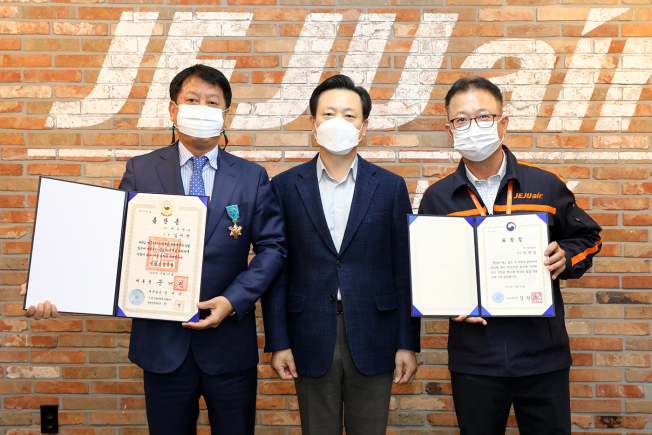 ▲2일 김포공항 항공지원센터에서 ‘제40회 항공의 날’ 석탄산업훈장을 수여한 김세균(왼쪽) 운송지원실장과 국토부장관상을 수여한 민병철(오른쪽) 김포정비팀장이 김이배(가운데) 제주항공 대표이사와 함께 기념촬영을 하고 있다.  (사진제공=제주항공)