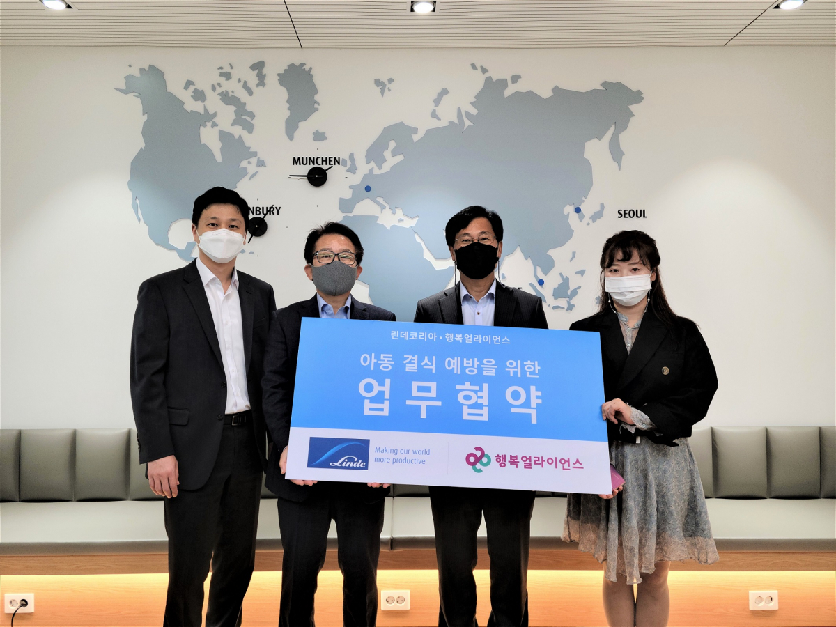 ▲성백석(오른쪽 두 번째) 린데코리아 회장이 행복얼라이언스와 업무협약을 체결하고 임직원들과 기념촬영을 하고 있다. (사진제공=행복얼라이언스)