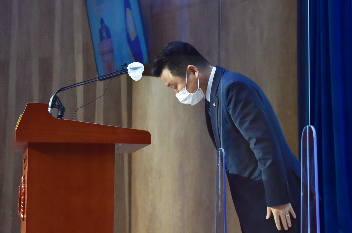 ▲최인호 더불어민주당 수석대변인이 2일 국회 소통관에서 내년 4월 서울·부산시장 보궐선거 공천 및 당헌 개정 여부를 결정하는 전당원투표 결과를 발표하기 전 인사하고 있다.  (연합뉴스)