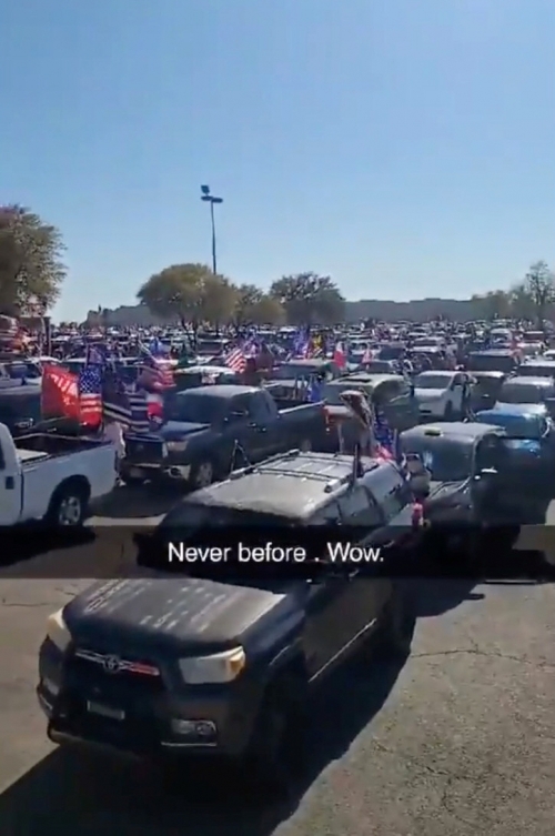 ▲도널드 트럼프 지지자들의 차량이 텍사스 샌안토니오 도로를 메우고 있다. 샌안토니오/로이터연합뉴스
