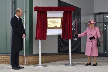 ▲엘리자베스 2세 영국 여왕과 손자 윌리엄 왕세손이 15일(현지시간) 잉글랜드 포튼 다운에 있는 영국국방과학기술연구소(DSTL)의 에너지 분석 센터 개소식에 참석하고 있다. 포트다운/AP연합뉴스

