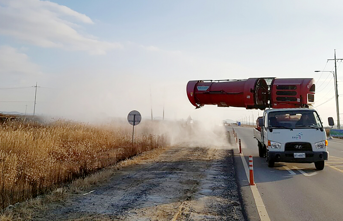 ▲2일 충남 태안군 철새도래지인 부남호 인근에서 방역 차량이 조류 인플루엔자(AI) 예방을 위한 방역 소독을 하고 있다. (연합뉴스)