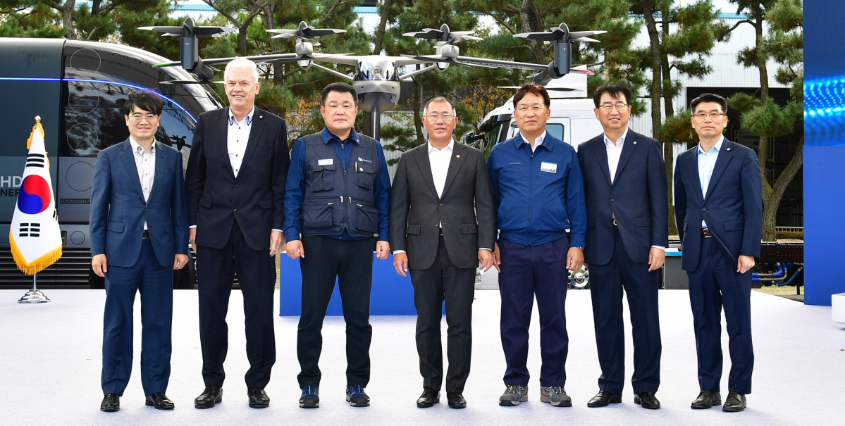 ▲지난달 현대차 울산공장에서 열린 ‘친환경 미래차 현장방문’ 행사 종료 후 현대차그룹 관계자들이 기념촬영을 갖고 있다. 사진 좌측부터 현대차 공영운 사장, 알버트 비어만 사장, 이상수 지부장, 정의선 회장, 하언태 사장, 이원희 사장, 기아차 송호성 사장. (사진제공=현대차)