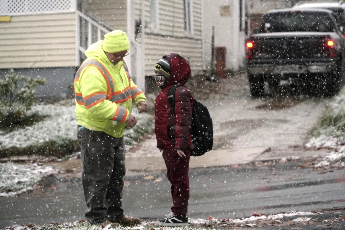 ▲미국 매사추세츠주 피츠필드에 위치한 한 마을에서 지난달 30일(현지시간) 할아버지가 손자의 등교를 준비하고 있다. 피츠필드/AP뉴시스