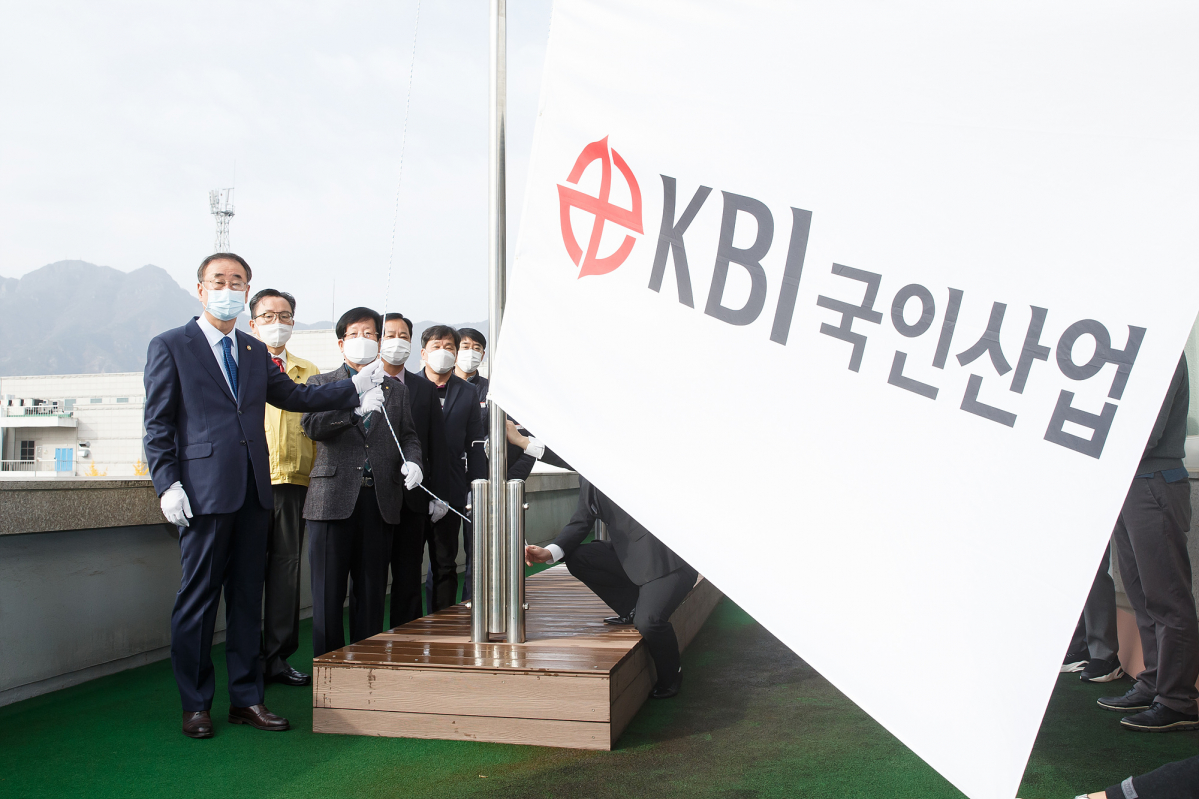 ▲지난 2일 구미시청 국기게양대 앞에서 11월을 맞이해 이달의 기업으로 선정된 KBI국인산업을 축하하며 박무웅 KBI국인산업 대표(좌측 세번째) 및 임직원과 장세용 구미시장(좌측 첫번째) 및 시청관계자 등 참석자들이 기념촬영을 하고 있다. (사진제공=KBI국인산업)