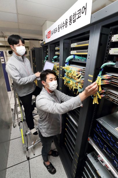 ▲KT 네트워크 직원들이 서울 구로구 KT 구로타워에서 ‘5G SA-NSA 통합 코어망’을 점검하고 있다.  (사진제공=KT)