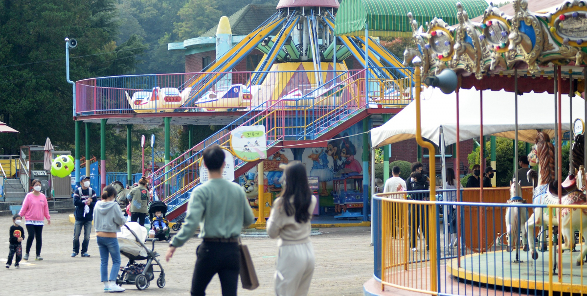 ▲사회적 거리두기가 1단계로 완화되며 전주시 다중시설의 이용 제한이 풀린 지난달 14일 전북 전주시 전주동물원 내 전주드림랜드를 찾은 시민들로 장내가 활기를 띠고 있다. (뉴시스)