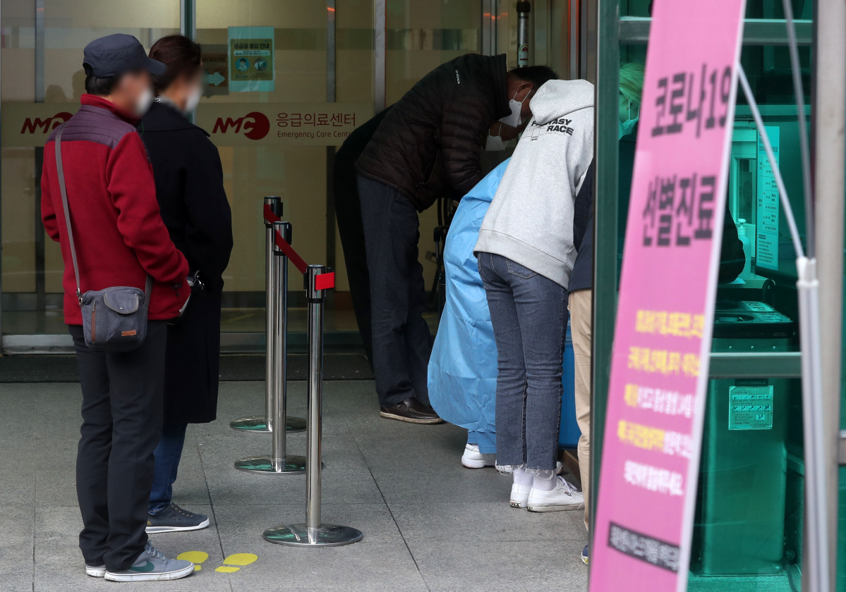 ▲3일 오전 서울 중구 국립중앙의료원에 마련된 신종 코로나바이러스 감염증(코로나19) 선별진료소를 찾은 시민들이 코로나19 검사를 받기 위해 접수하고 있다. (뉴시스)