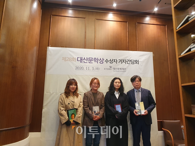 ▲제28회 대산문학상 수상자로 선정된 주하선 번역가(왼쪽부터), 김혜진 소설가, 김행숙 시인, 유성호 평론가. 김소희 기자 ksh@