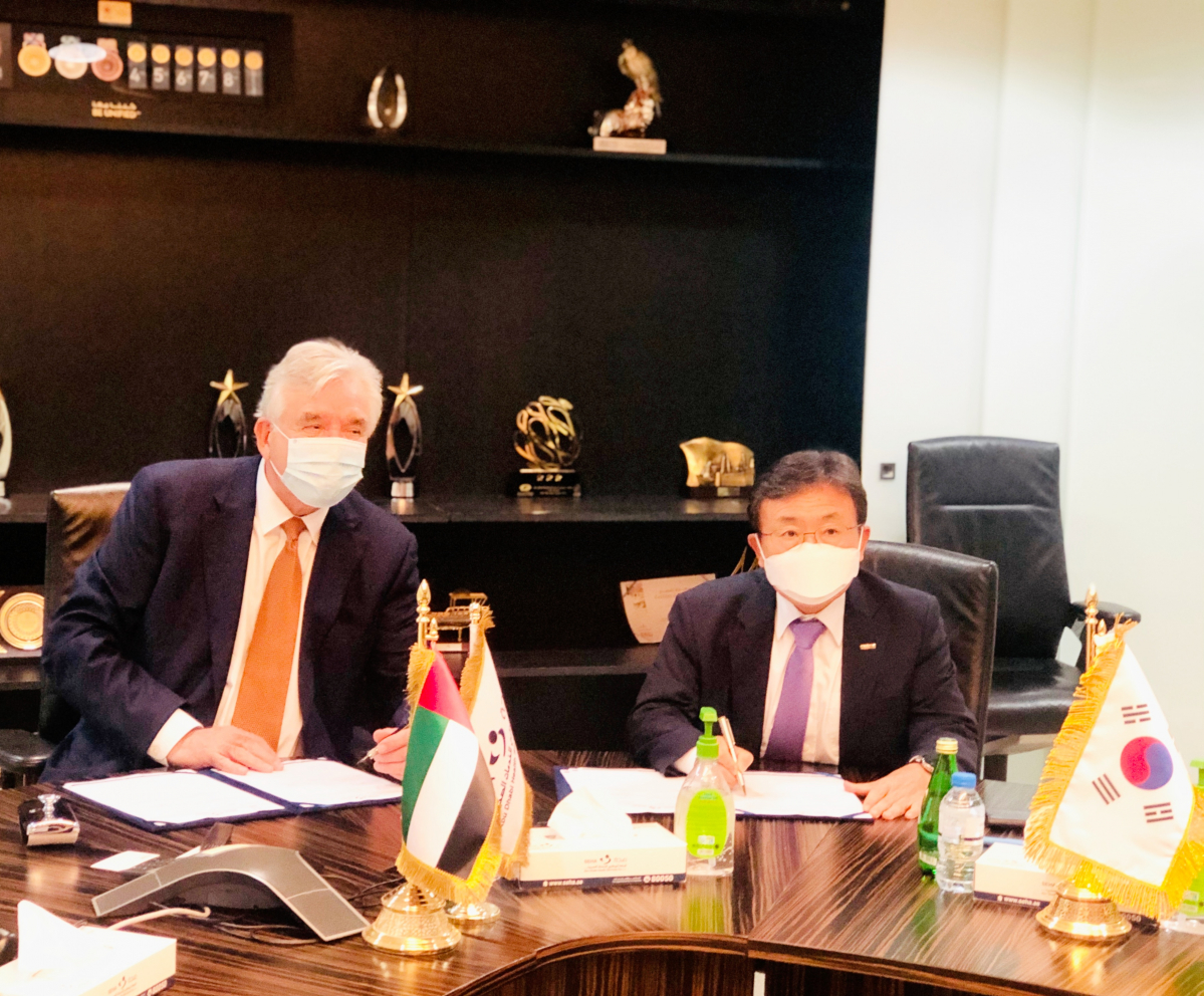 ▲10월 28일 UAE에서 열린 한국보건산업진흥원과 아부다비병원관리청의 보건의료협력 양해각서 체결식에서 양 측이 서명하고 있다. (사진제공=한국보건산업진흥원)