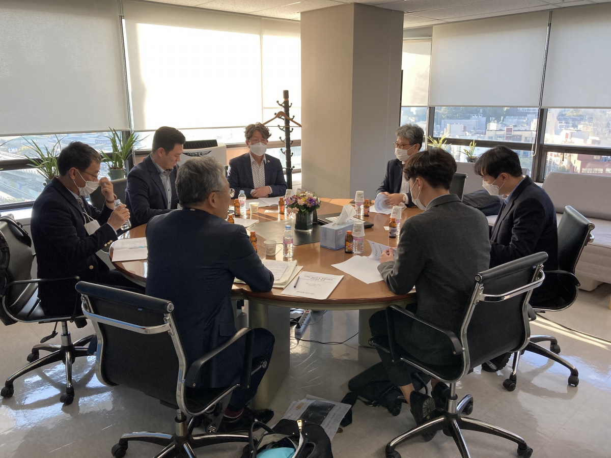 ▲(가칭) 범의료계 특별위원회의 공동위원장 및 부위원장, 간사는 지난달 24일 대한의사협회 회장실에서 공동위원장단 회의를 열어 상임(대표)위원장 호선에 관한 의견교환과 함께 위원회 명칭 및 세부 조직구성방안, 운영규정 마련 등에 관한 큰 틀의 협의를 마쳤다. (사진=범의료계투쟁특별위원회 제공). (뉴시스)