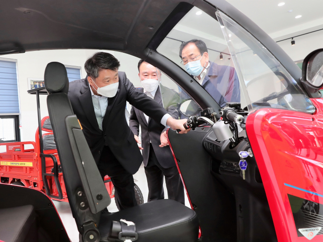 ▲전남 영광 대풍이브이자동차 생산 현장을 찾은 김학도 중진공 이사장 (중진공 제공)