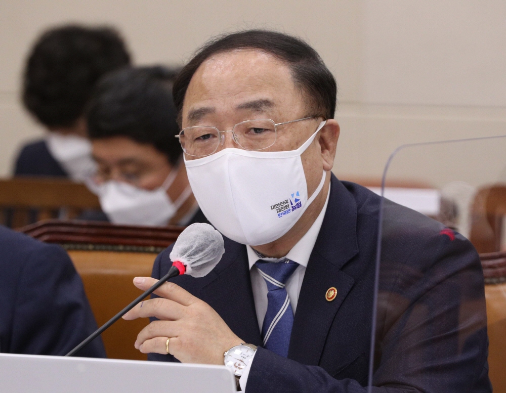 ▲홍남기 경제부총리 겸 기획재정부 장관이 3일 국회 기획재정위원회에서 발언하고 있다. 이날 홍 부총리는 양도소득세 대주주 기준이 현행대로 10억 원으로 유지된 것과 관련해 책임지고 사의를 표명했다. (연합뉴스)
