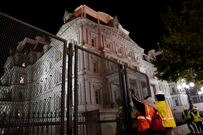▲인부들이 2일(현지시간) 미국 워싱턴D.C. 백악관 주변에 울타리를 설치하고 있다. 워싱턴D.C./로이터연합뉴스