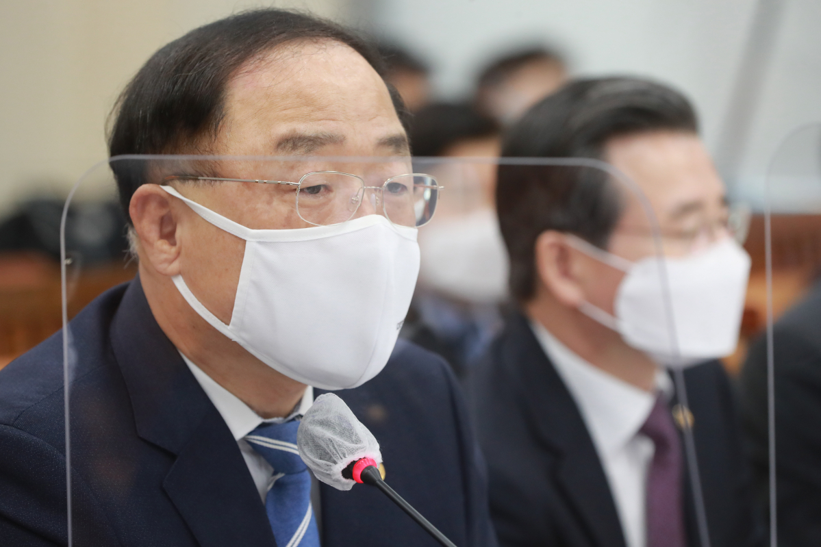 ▲홍남기 부총리 겸 기획재정부 장관이 3일 국회에서 열린 기획재정위원회 전체회의에서 답변하고 있다. (연합뉴스)