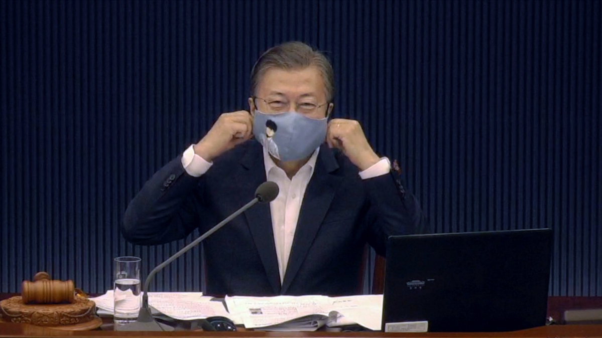 ▲문재인 대통령이 3일 청와대 여민관 영상회의실에서 열린 제55회 국무회의를 마치기 전 만화의 날을 맞아 문화체육관광부가 제작한 웹툰 마스크를 써보이고 있다. (청와대 제공)