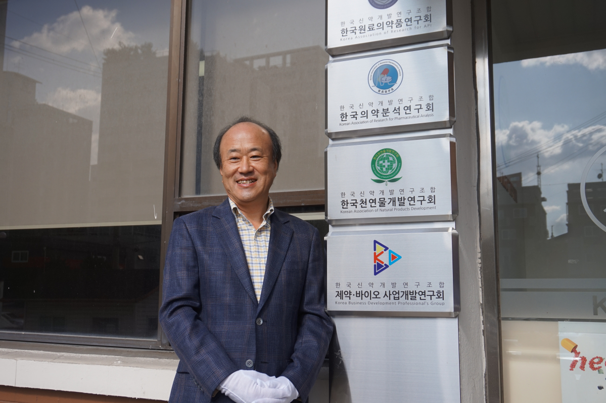 ▲이재현 제약·바이오사업개발연구회장이 3일 서울 영등포구 당산동 한국신약개발연구조합에서 열린 현판식에서 기념 촬영하고 있다. (사진제공=한국신약개발연구조합)