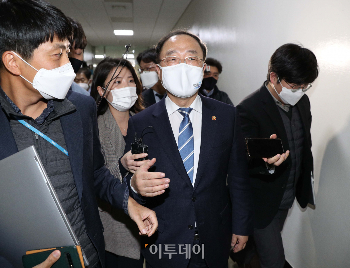 ▲홍남기 부총리 겸 기획재정부 장관은 "주식 양도소득세 대주주 기준이 유지된 데 대해 책임을 지겠다"며 사의를 밝혔다. (이투데이)