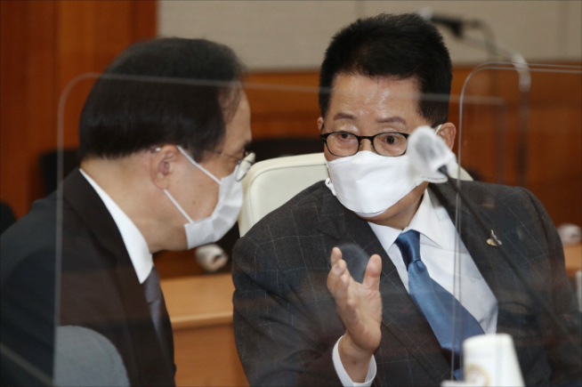 ▲박지원 국정원장(오른쪽)이 3일 국정원 청사에서 열린 국회 정보위원회의 국정원 국정감사에서 김상균 1차장과 이야기하고 있다.  (연합뉴스)