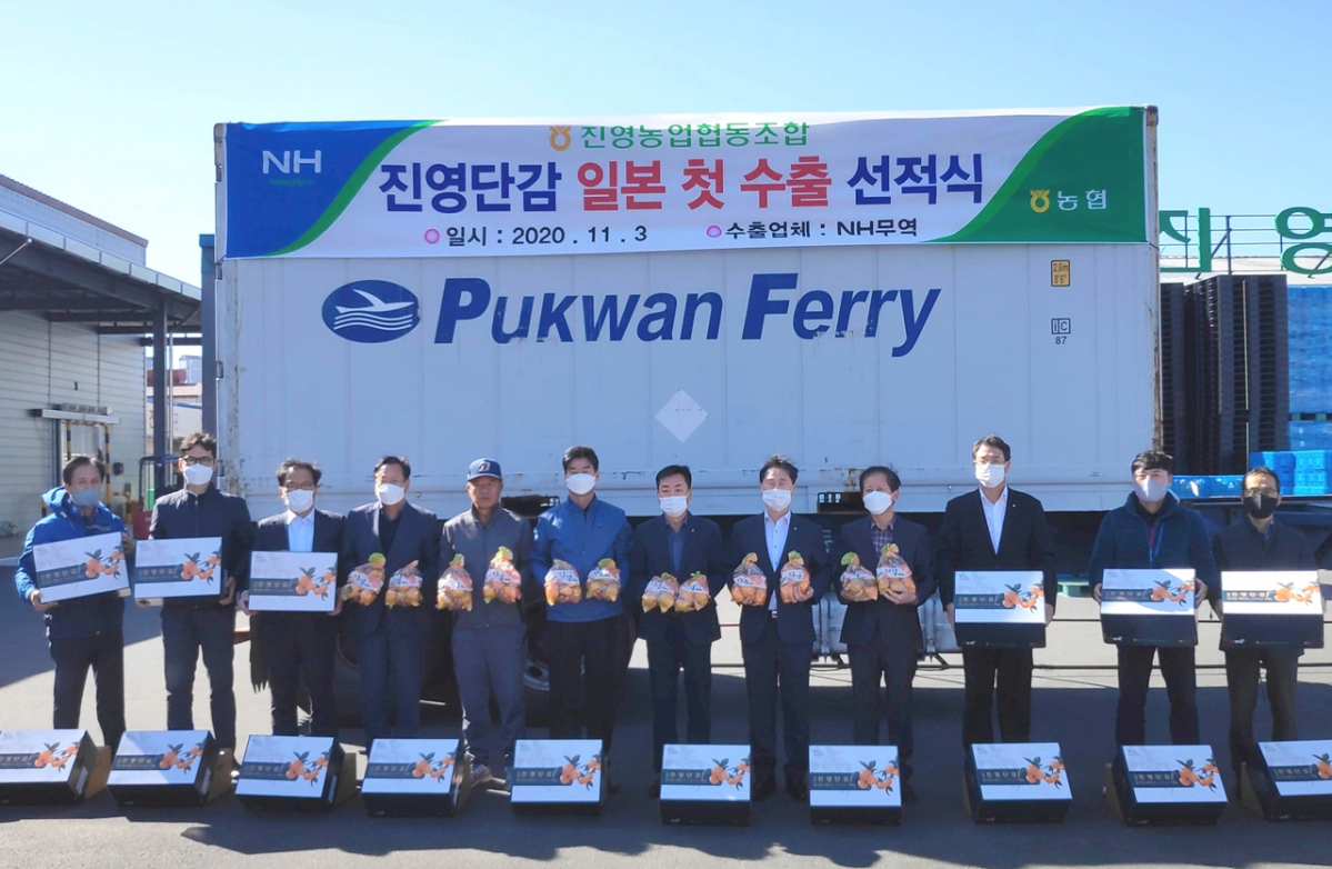 ▲NH농협무역 김재기 대표이사(오른쪽 여섯번째)와 김해농협 조용효 조합장 등 참석자들이 3일 진영농협 산지유통센터에서 국산단감 일본 수출을 기념하고 있다.  (사진제공=농협중앙회)