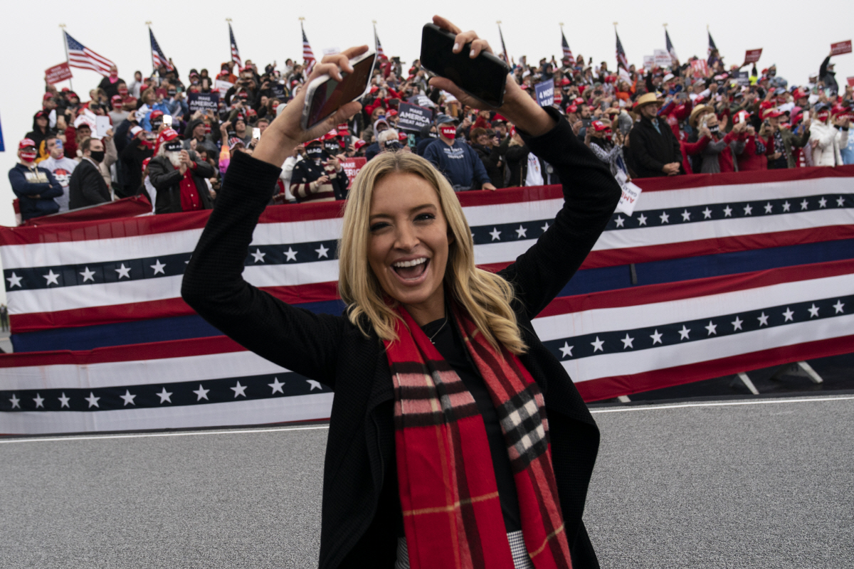 ▲케일리 매커내니 백악관 대변인이 지난달 26일(현지시간) 미국 일리노이주 랭커스터에서 열린 도널드 트럼프 대통령 연설장에서 YMCA 율동을 하고 있다. 랭커스터/AP뉴시스