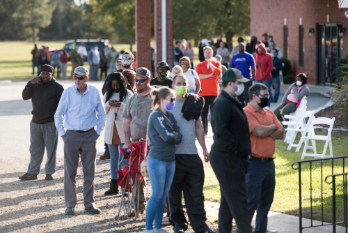 ▲3일(현지시간) 미국 사우스캐롤라이나 에핑햄카운티에서 사람들이 투표를 하기 위해 길게 줄 서 있다. 에핑햄/AFP연합뉴스
