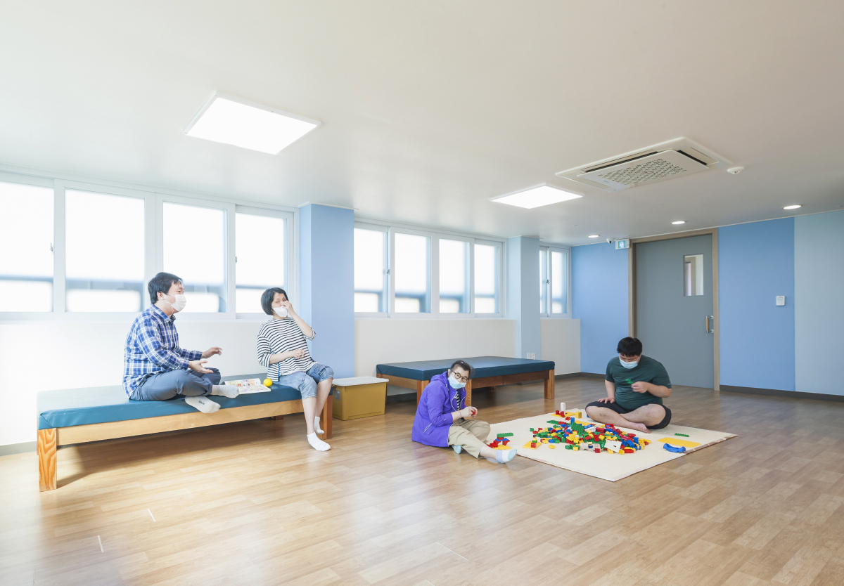 ▲컬러유니버설 디자인을 적용한 프로그램실 모습.  (사진제공=삼화페인트)