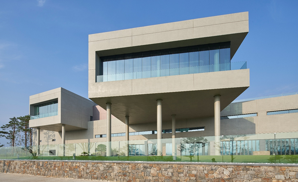 ▲롯데건설은 지난 3일 한국콘크리트학회가 연 '2020년 가을 학술대회'에서 '세종 레이캐슬 G&R(Golf & Resort) 클럽하우스' 시공의 우수성을 인정받아 학회상을 수상했다. 사진은 세종 레이캐슬 G&R 클럽하우스 전경.  (사진 제공=롯데건설)