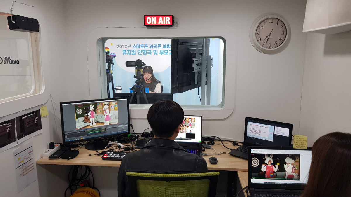 ▲사진설명=이달 말까지 진행될 유아 대상 스마트폰 과의존 예방 교육 온라인 방송 촬영 현장