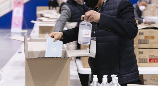 ▲나눔대축제에 참여한 봉사자가 후원받은 손소독겔을 사랑의 선물상자에 담고 있다. (깨끗한나라 제공)