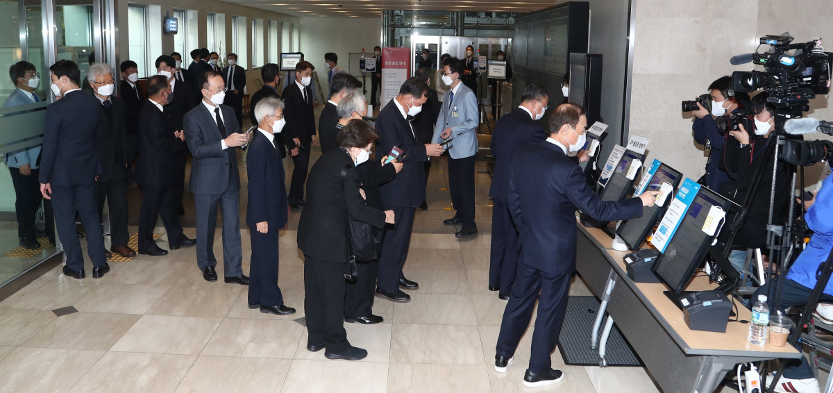 ▲26일 오후 고(故) 이건희 삼성 회장의 빈소가 마련된 서울삼성병원 장례식장에 많은 조문객들이 들어서고 있다. (뉴시스)