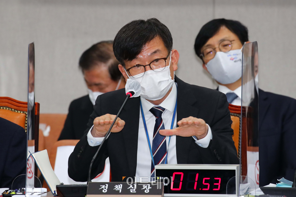 ▲김상조 청와대 정책실장이 지난해 11월 4일 국회에서 열린 국회운영위원회의 청와대 대통령비서실·국가안보실·대통령경호처에 대한 국정감사에서 의원 질의에 답변을 하고 있다. (이투데이DB)