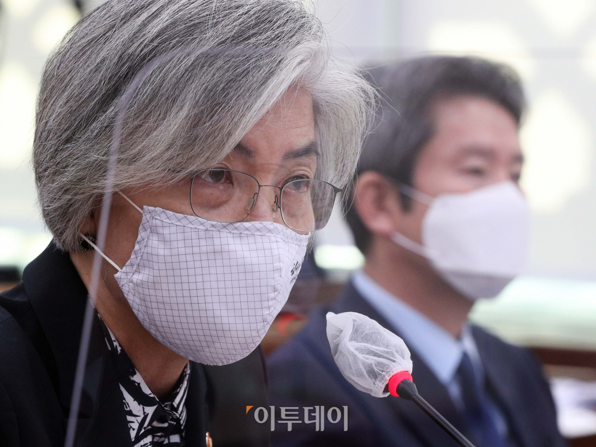 ▲강경화 외교부 장관이 5일 오전 서울 여의도 국회에서 열린 외교통일위원회 전체회의에서 의원들의 질의에 답변하고 있다. (이투데이)