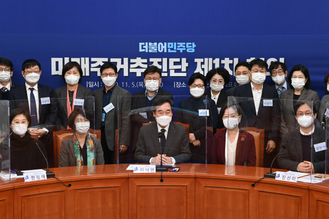 ▲5일 오전 국회에서 열린 더불어민주당 미래주거추진단 발족식에서 이낙연 대표가 참석자들과 기념촬영을 하고 있다. (연합뉴스)