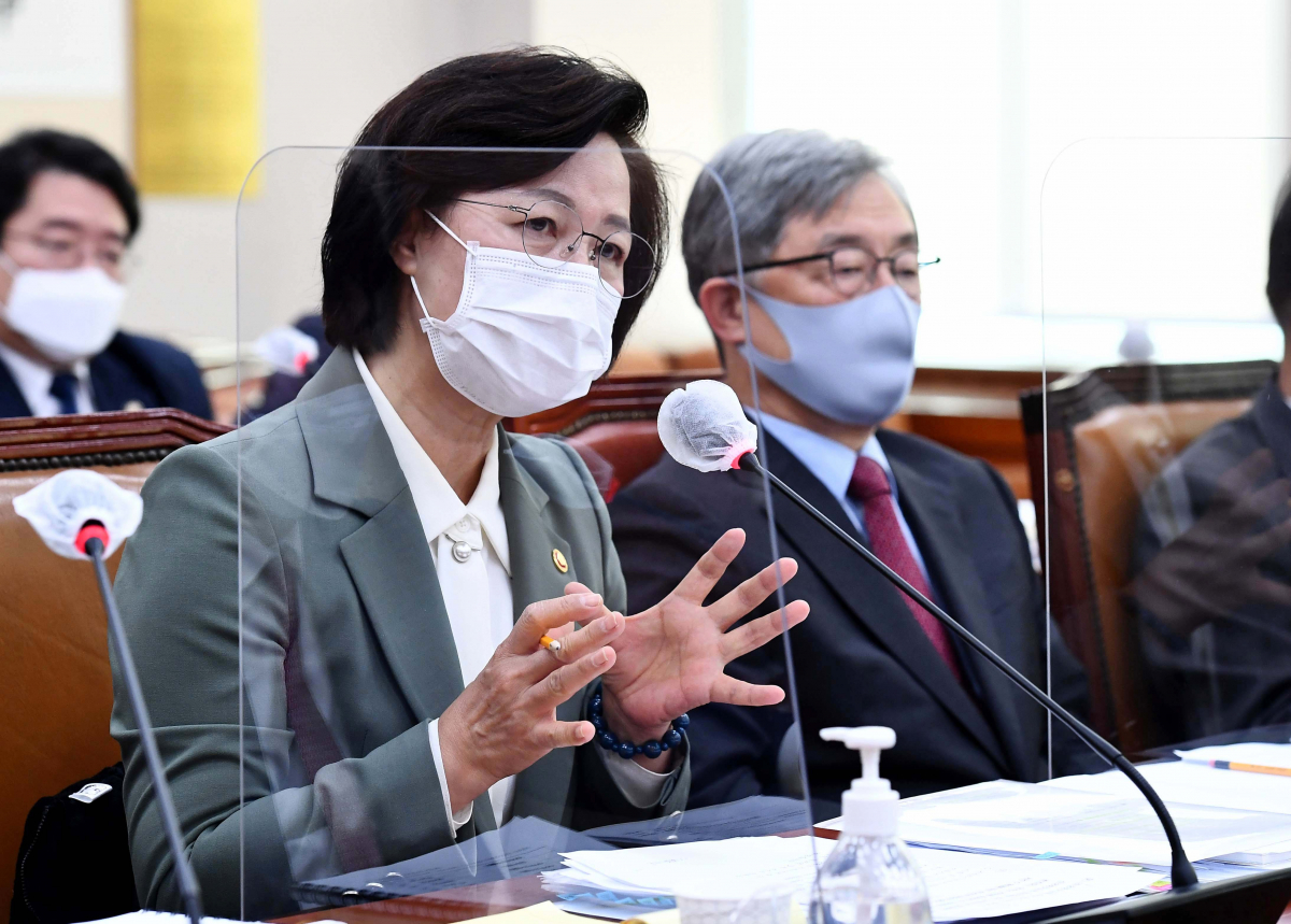 ▲추미애 법무부 장관이 5일 서울 여의도 국회에서 열린 법제사법위원회 전체회의에서 답변하고 있다.  (연합뉴스)