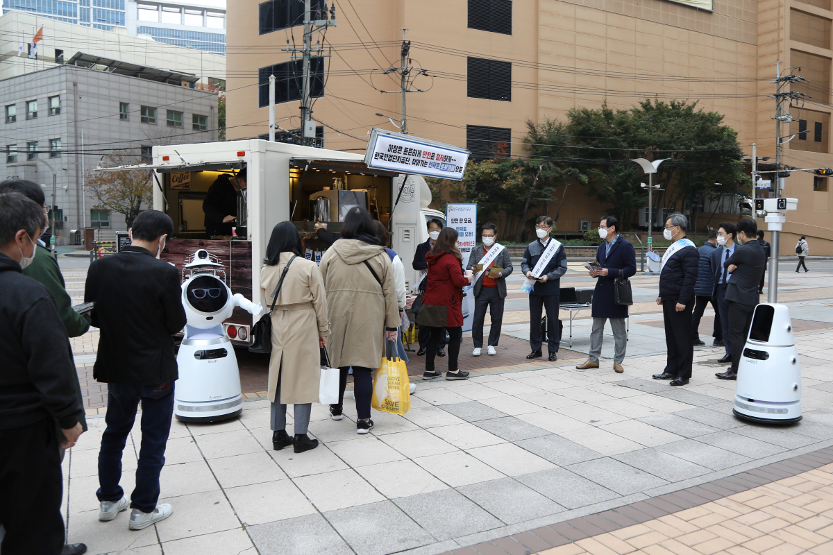 ▲한국산업단지공단이 6일 안전릴레이 캠페인을 진행하고 있다. 산단공은 서울디지털단지 공개광장에 간식차를 설치하고 출근하는 근로자와 시민들에게 커피와 샌드위치, 코로나19예방 행동수칙을 담은 스티커를 부착한 KF94 방역마스크를 나눠줬다.  (사진제공=한국산업단지공단)
