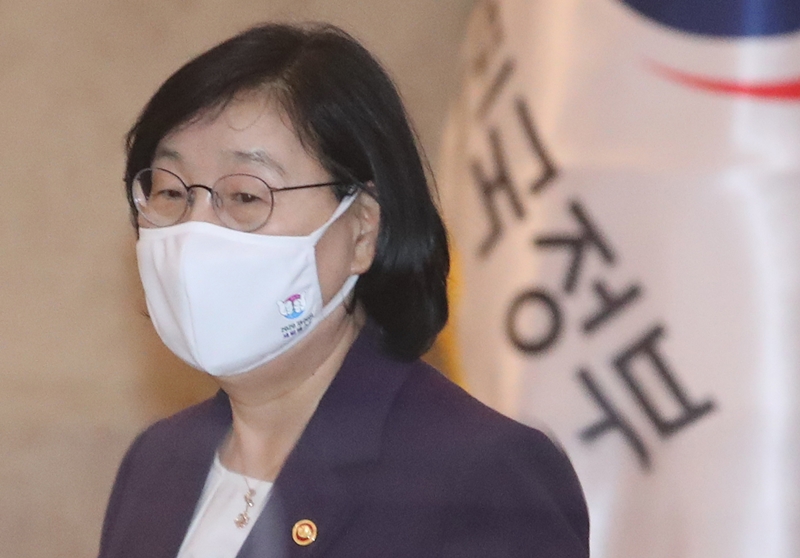 ▲이정옥 여성가족부 장관이 6일 서울 종로구 정부서울청사에서 열린 제3차 여성폭력방지위원회에 참석하고 있다.  (뉴시스)