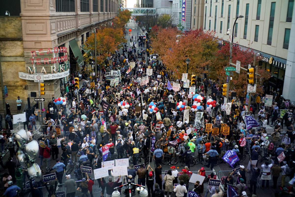 ▲도널드 트럼프 미국 대통령 지지자들과 조 바이든 민주당 대선 후보 지지자들이 6일(현지시간) 대선 개표가 계속되는 필라델피아에서 결과 발표를 기다리고 있다. 필라델피아/로이터연합뉴스