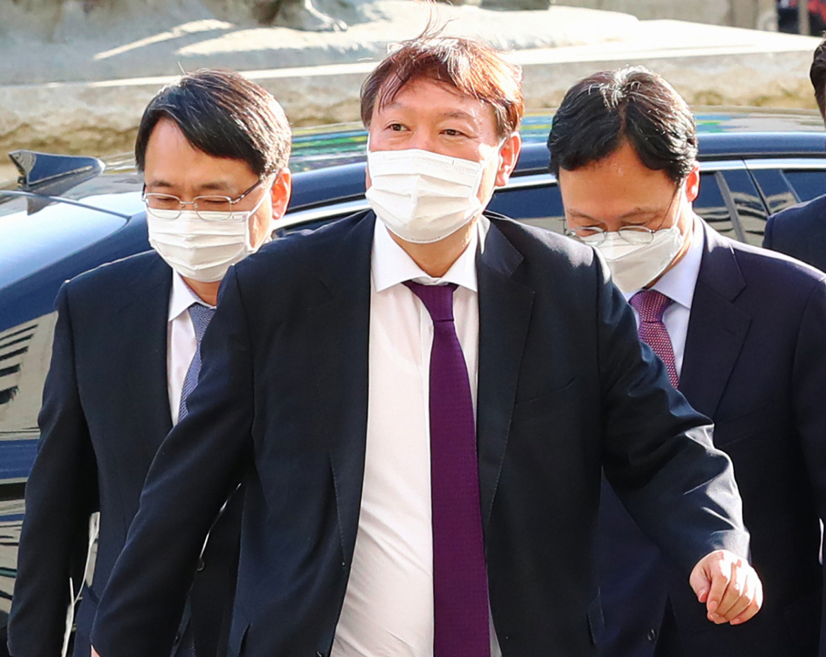 ▲윤석열 검찰총장(가운데)이 지난달 29일 오후 대전 지역 검사들과의 간담회를 위해 대전지방검찰청에 도착해 강남일 대전고검장(왼쪽), 이두봉 대전지검장과 인사를 마친 뒤 이동하고 있다. (연합뉴스)