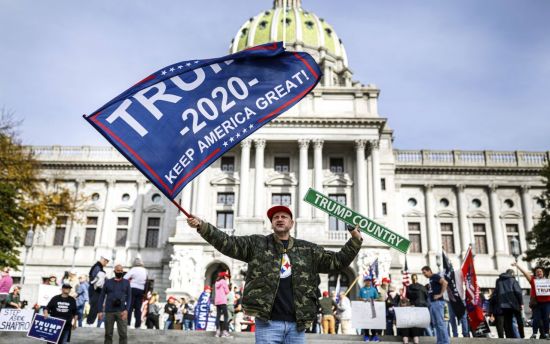 ▲트럼프 대통령 지지자들이 펜실베이니아주 수도인 해리스버그에서 우편투표 개표 중단을 요구하는 시위를 하고 있다.  (연합뉴스)