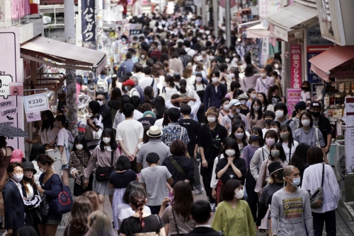 ▲일본 도쿄에서 코로나19 확산 예방을 위해 마스크를 쓴 시민들이 한 쇼핑가를 활보하고 있다. (도쿄/AP뉴시스)