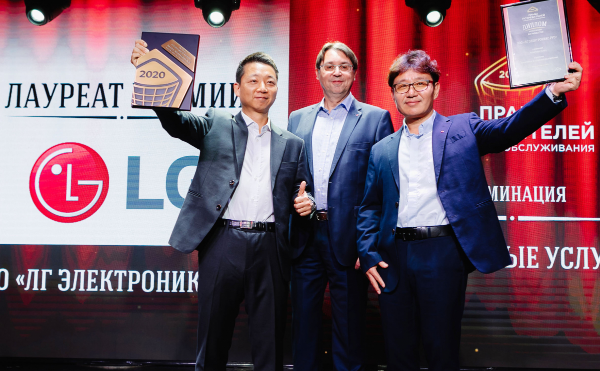 ▲LG전자가 러시아 소비자원이 주관한 ‘고객만족대상’에서 지난해에 이어 2년 연속으로 ‘가전제품 서비스 부문’ 대상을 수상했다. 시상식에서 LG전자 러시아법인 직원들이 대상을 수상하고 있다. (사진제공=LG전자)