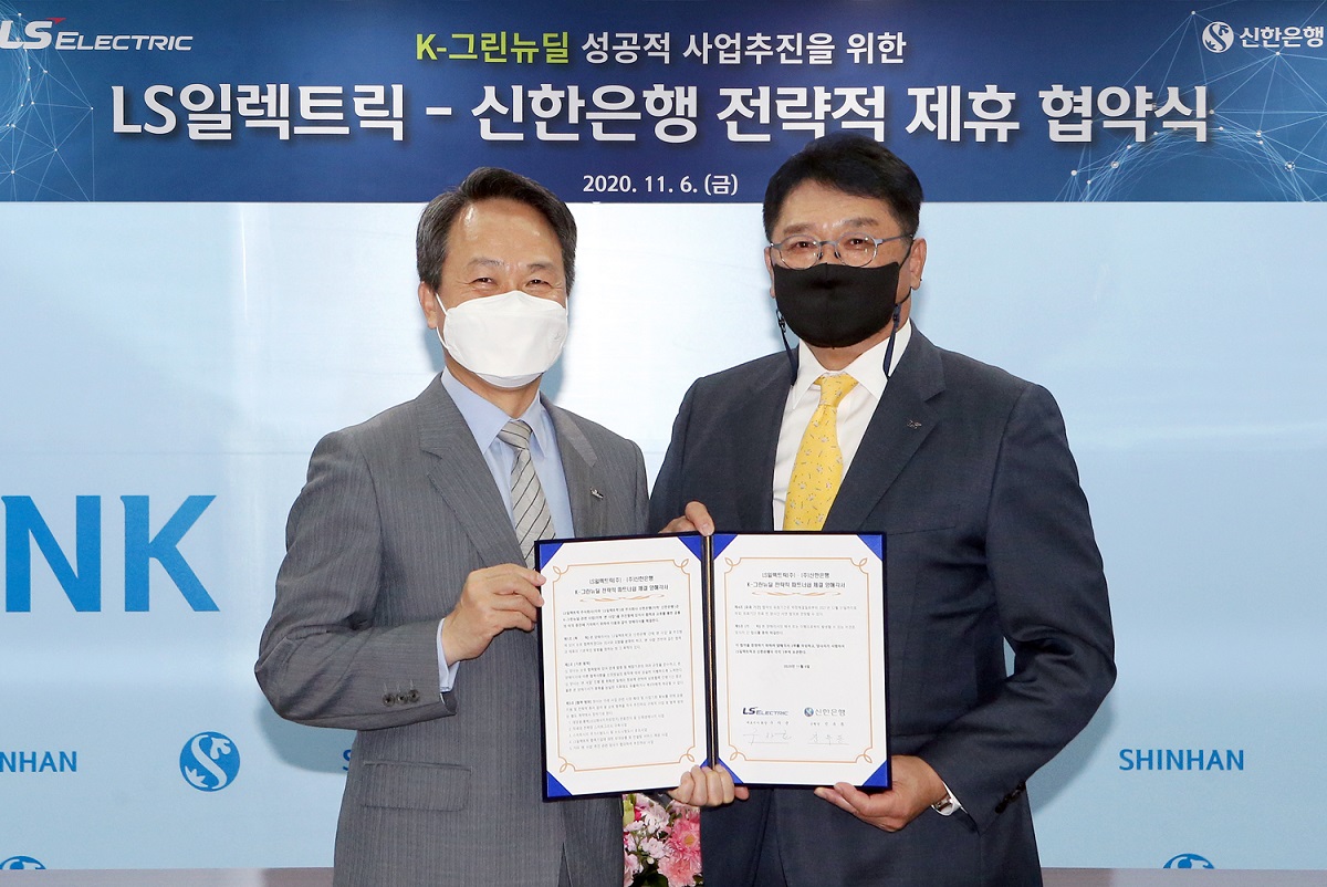 ▲지난 6일 서울 중구 세종대로 소재 신한은행 본점에서 열린 업무협약식에서 신한은행 진옥동 은행장(좌측)과 LS일렉트릭 구자균 회장(우측)이 기념촬영을 하는 모습