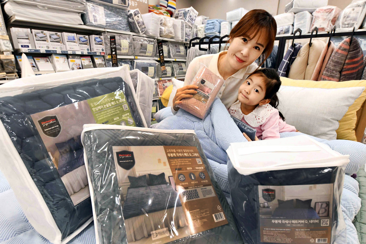 ▲모델이 자녀와 함께 서울 등촌동 홈플러스 강서점에서 ‘홈플러스 시그니처’ 침구들을 선보이고 있다. (사진제공=홈플러스)